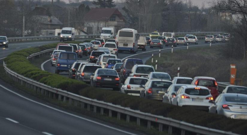 Már megint elesett az M3-as! Péntek délután órákat tölthet az autójában, ha erre jár