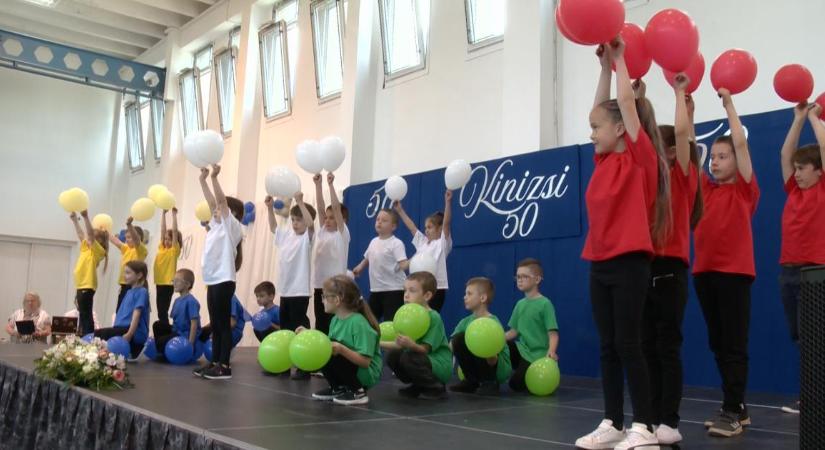 Gálaműsorral ünnepelték a debreceni Kinizsi-iskola alapításának 50. évfordulóját