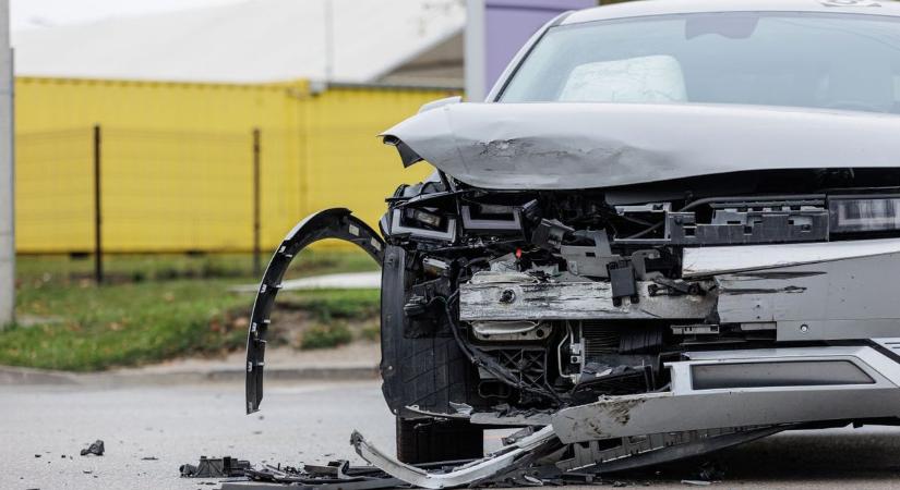 M7: Súlyos baleset történt, a járművek elfoglalják a belső sávot