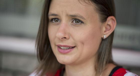 Dúró Dóra lemondott a mentelmi jogáról, miután eljárás indult ellene a plakátátragasztós akciója miatt