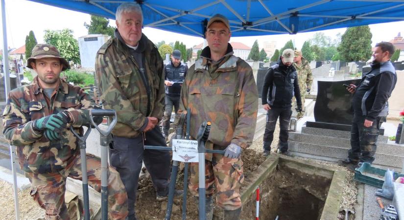 Karlányi Ervin földi maradványait nyolcvan év után exhumálták, katonai végtisztesség jár a századosnak – fotók, videó