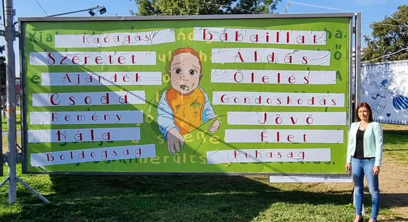 Szabálysértési eljárás indult Dúró Dóra ellen az ARC-kiállításon átragasztott plakát miatt