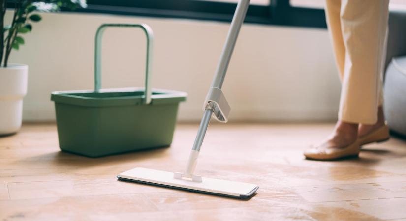 Ezzel SOHA ne mosd fel a laminált padlót. Tisztítási tippek profiktól