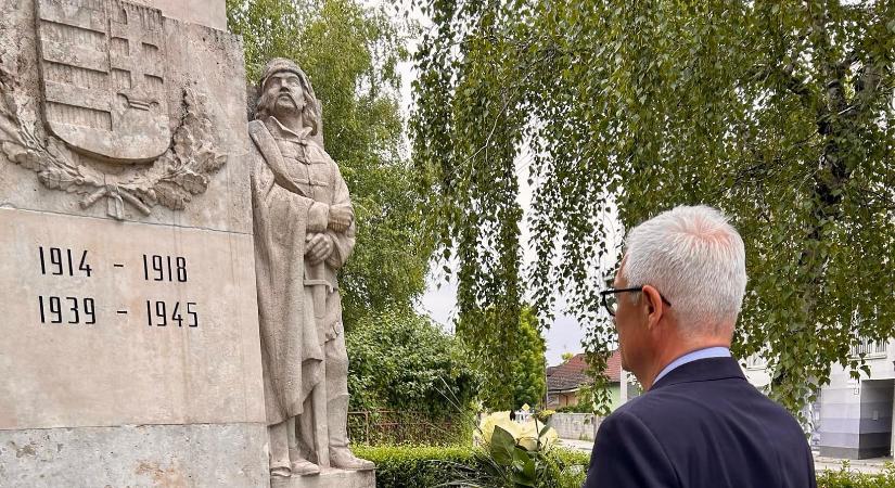 Korčok megint lyukra futott, vagy ismét direkt provokál? – magyar címer előtt emlékezett meg május 8-áról