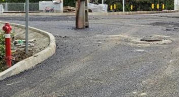 A felújított út közepén maradt egy villanyoszlop Dunaharasztiban