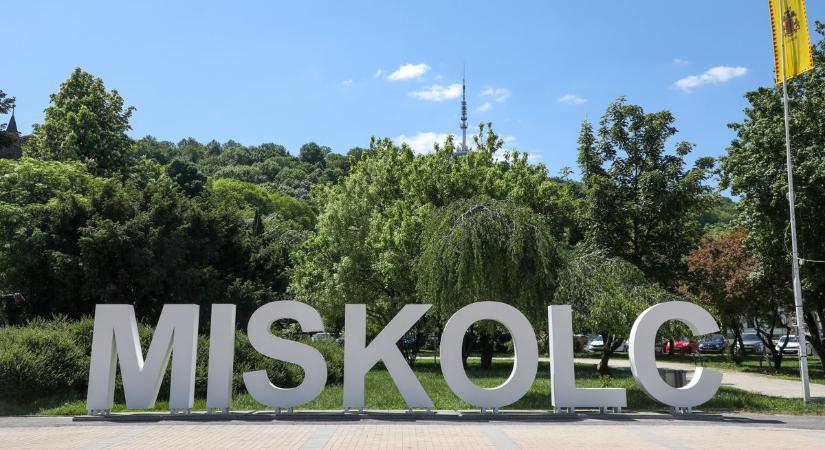 Ismét a helyén a Miskolc felirat, sőt! (fotók)