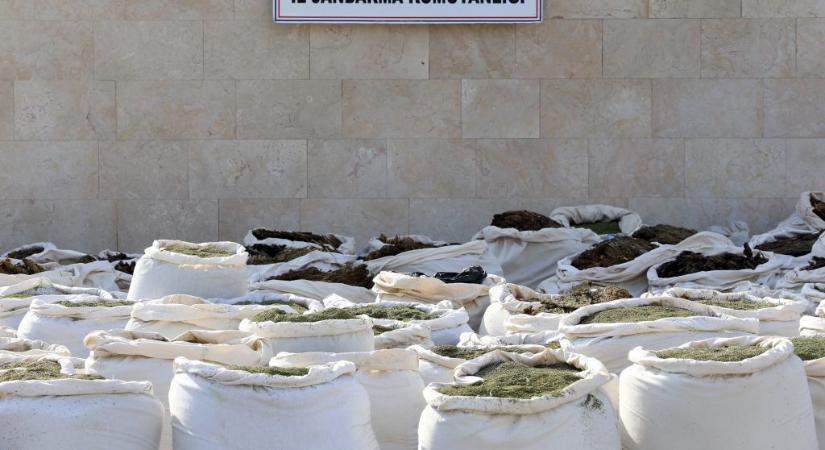 Akaratlanul téphetett be Törökországban 25 ezer ember