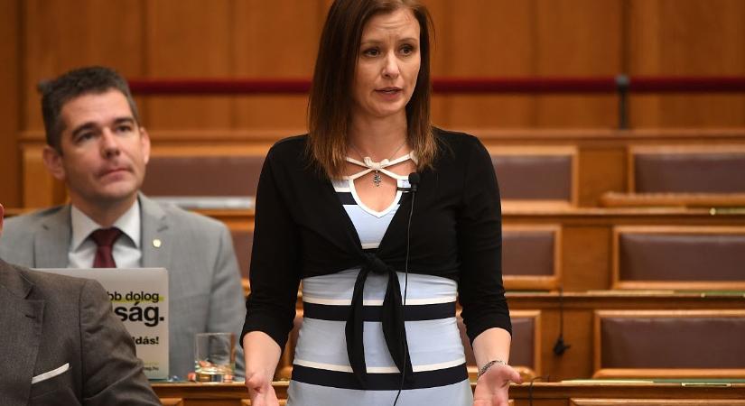 Törvényt is sértenek az anyákért – Dúró Dóra lemondott a mentelmi jogáról