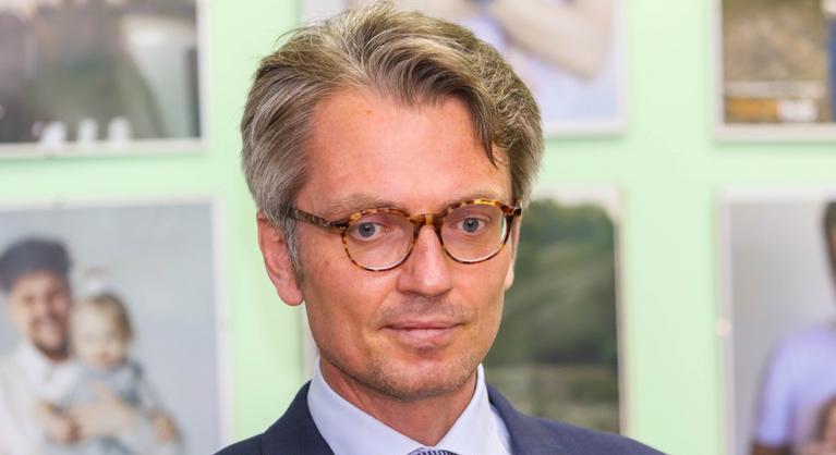 A svéd nemzetbiztonsági tanácsadó társkereső oldalra kikerült fotók miatt mondott le