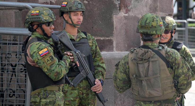 Katonákra támadt egy fegyveres bűnbanda Ecuadorban