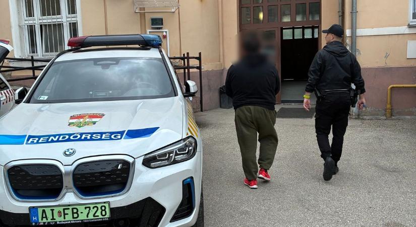 Díler működött a lakótelepen, a rendőrök rajtaütöttek, mindent vittek