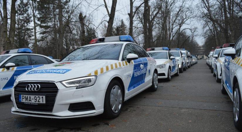 Tisztelet az egyenruhának – Városunkban is köszöntötték a rendőröket (videóval)