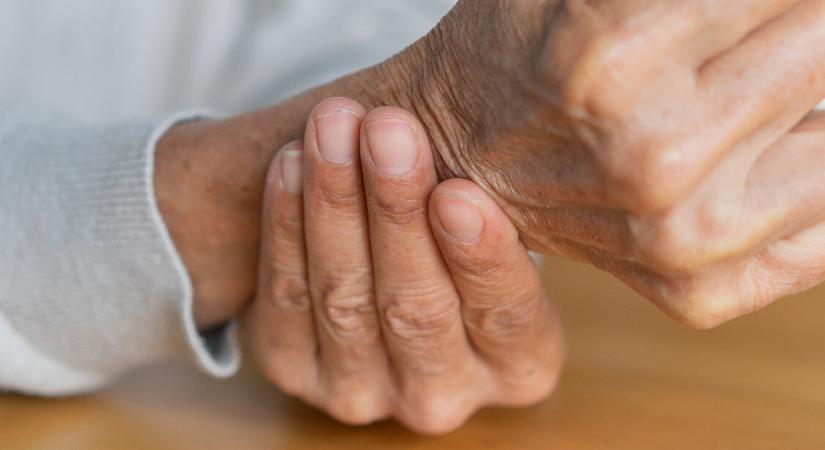 Parkinson-kór: ezek a legkorábbi jelei – nem csak kézremegés utalhat a betegségre