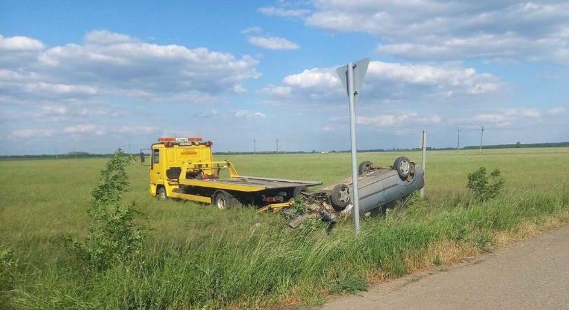 Felborult egy autó Berettyóújfalunál, az utasokat kórházba szállították – fotókkal
