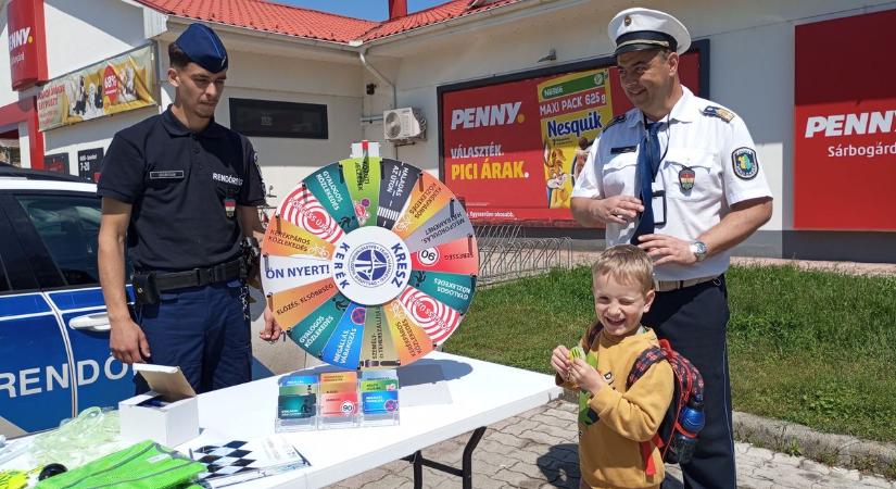 Ma a rendőrök is játékra invitáltak, sikerrel zajlott a Közlekedési Kultúra Napja Sárbogárdon (videó)