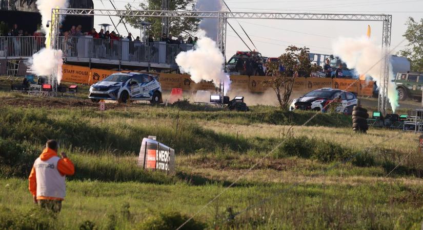 Kétszer is megszakították a versenyt, Verstappen helyt állt a murván is a Rally Hungary első napján – galéria, videó