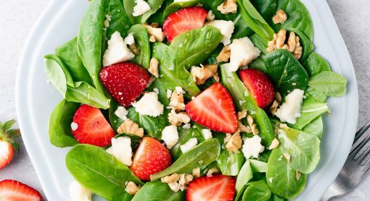 Tavaszi spenótsaláta édes eperrel: feta sajt ellensúlyozza az ízeket
