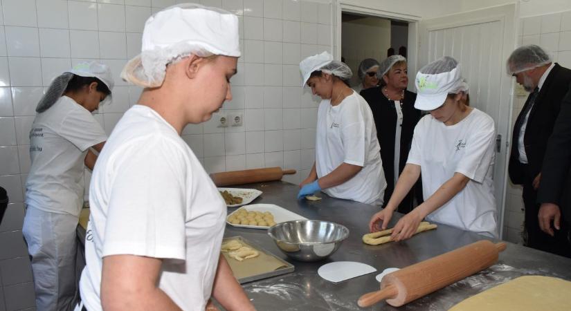 Modern tanműhellyel és traktorral erősít a kenderesi technikum