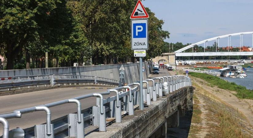 Videón az életveszélyes szegedi előzés, a Mercedes sofőrje fittyet hányt minden szabályra
