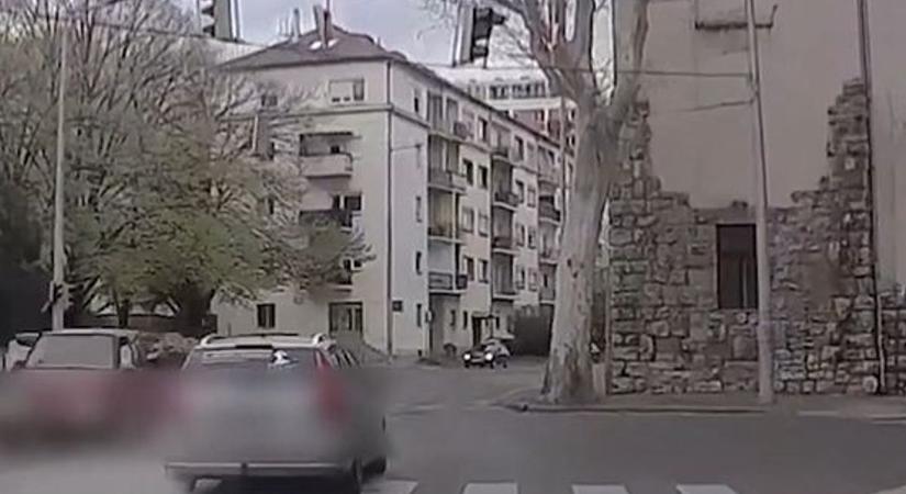 Országúti sebességgel, minden szabályt megszegve vágódott az autós a pécsi kereszteződésbe (VIDEÓ)