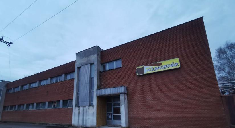 Ipari gépeket rejt az elhagyatott kolbászgyár: már huszonnégy éve üresen áll a megye egyik településén – galériával