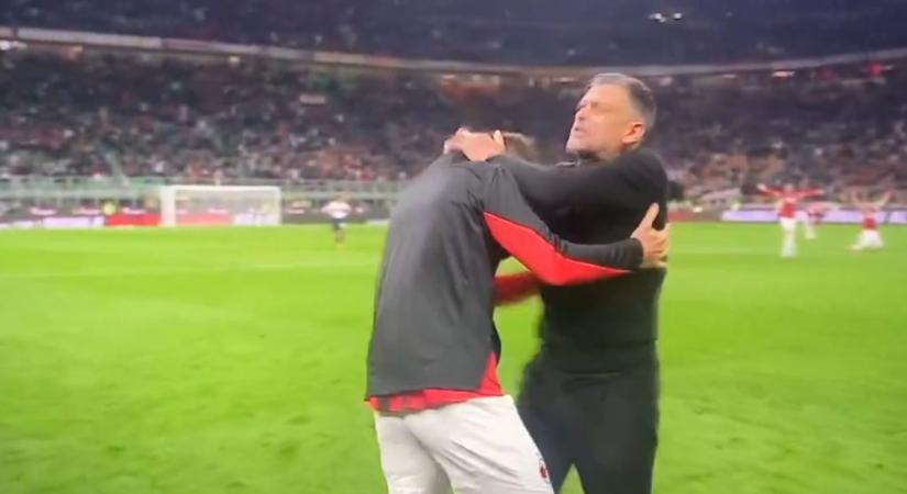 Az edző úgy örült a meccset lezáró gólnak, hogy közben majdnem megverte játékosát