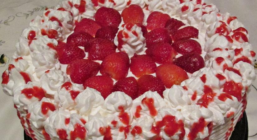 Túrós-tejszínes epertorta kakaós piskótával könnyen
