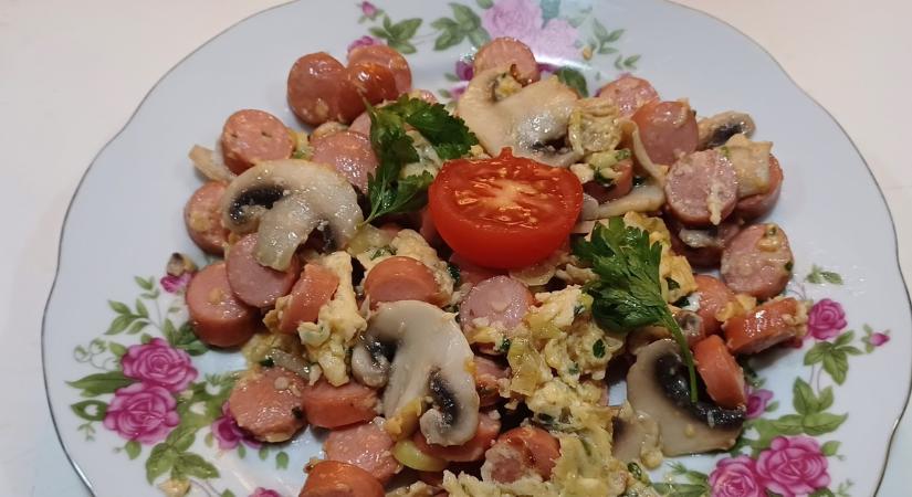 Gombás-virslis rántotta: reggelire tökéletes