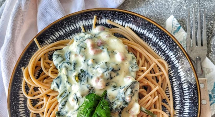 Tejszínes-spenótos spagetti egy kis szalonnával