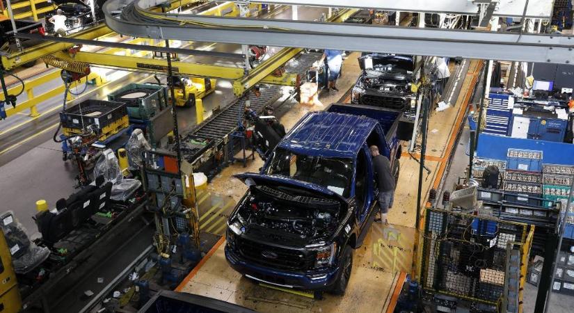 Sokszázmilliós tételben lopott motorháztetőket és fényszórókat a Ford egyik munkása