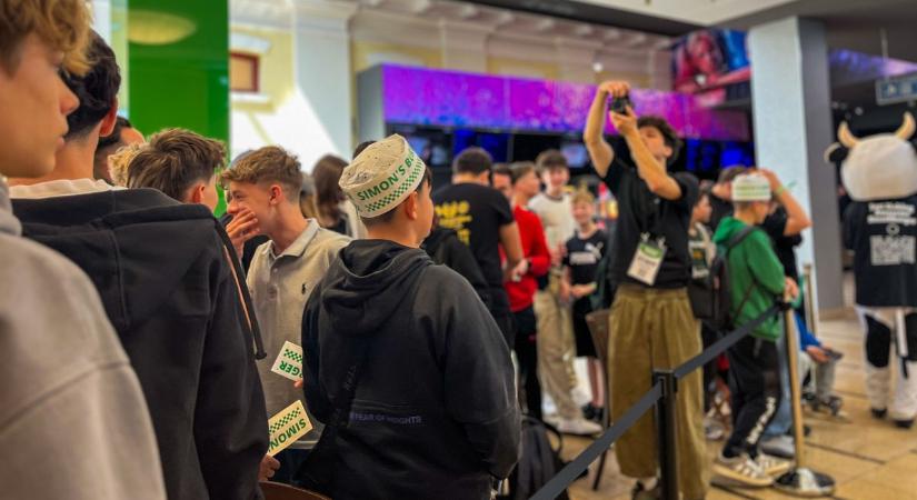 Hatalmas tömeg az egri Simon's Burger megnyitóján, akadt, aki már reggel 8-tól várt