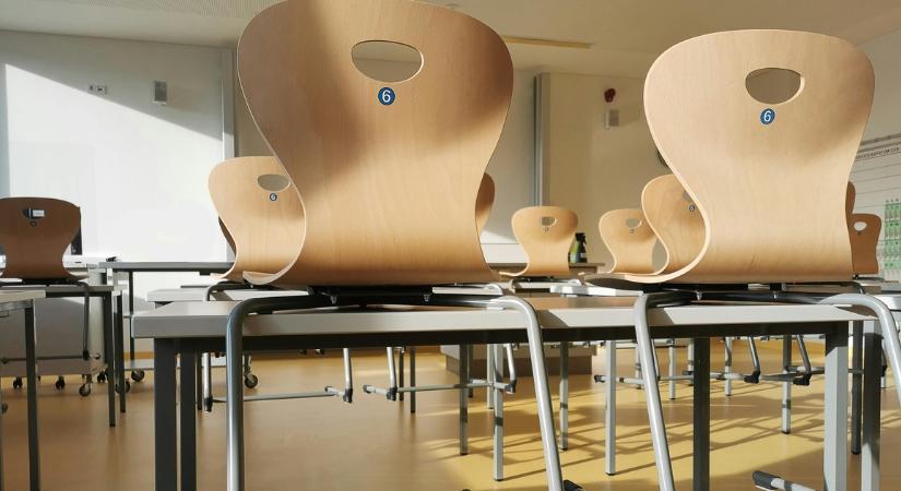 Az érettségi szünet előtt rúgták ki a komáromi tanárt, aki több visszaélést is leleplezett