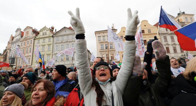 Fejet fel, maszkot le – Csehországban is tüntettek a Coviddal kapcsolatban. Többségükön szájmaszk sem volt – Képekkel