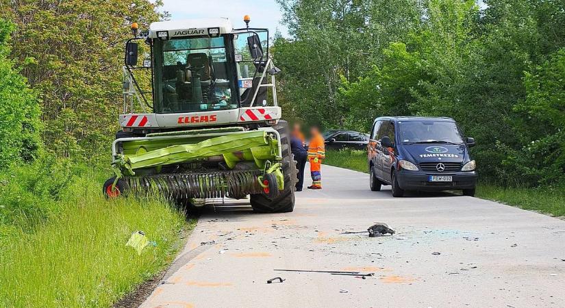 Kombájnba rohant az autó: két halott, egy életveszélyes sérült