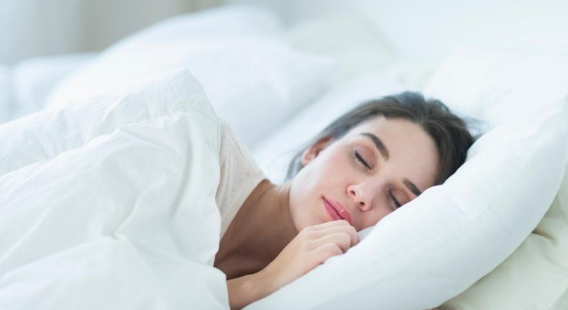 Miért a bal oldalon a legegészségesebb alvási pozíció? Jobb a szívnek és a gyomornak