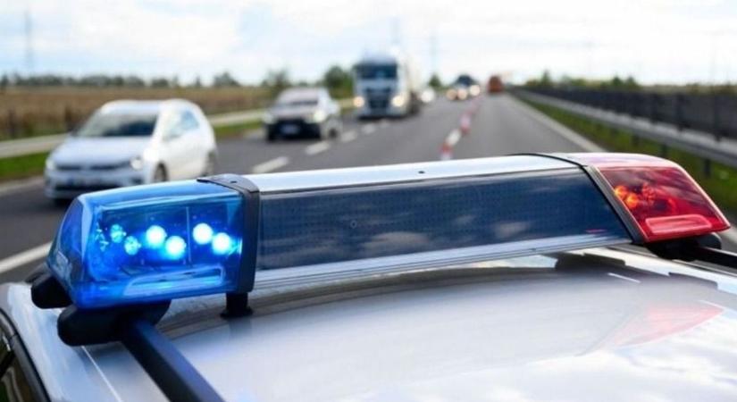 Szalagkorlátnak ütközött egy motoros a 21-es főúton