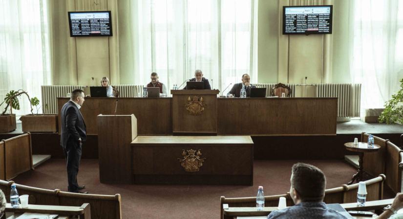 Az ülés és az Elgasnak jóváhagyott 40 millió dinár megsemmisítését is kéri az ellenzék