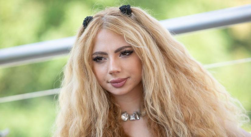 Úgy tekergeti csípőjét Barbi, hogy abba mindenki belepirul