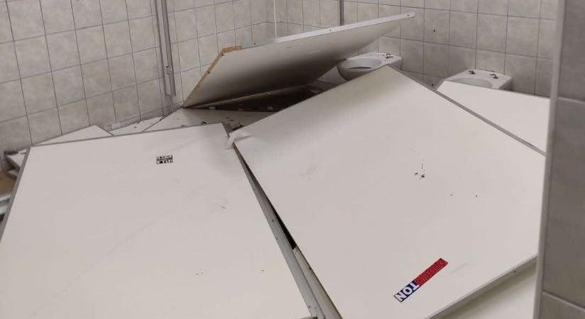 Az ETO Park vendégmosdói sem úszták meg: törtek-zúztak a Vidi-drukkerek
