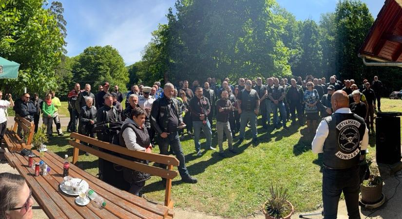 Motorosok lelték haláluk a Mátrában, emlékművet állítottak nekik