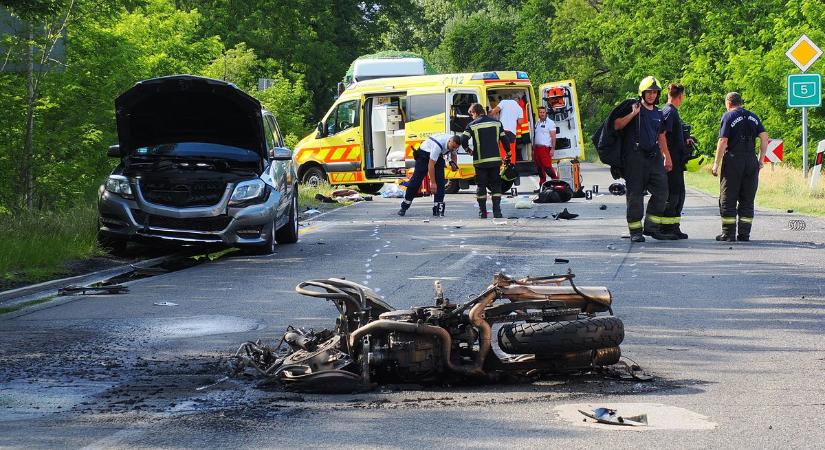 Súlyos balesetbe torkollott a szombati motorozás – teljes útzár van