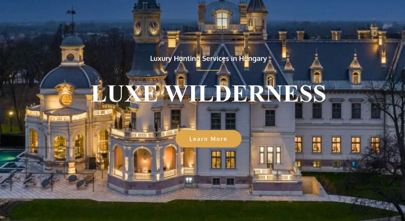 Kékvillogós autókkal flexelnek a turai kastélynál, amit úgy tűnik, Tiborczék átállítottak luxusvadászatra, miután hotelként befuccsolt