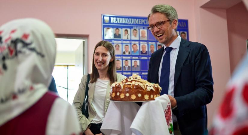 Alighogy kinevezték, meleg társkeresőn megosztott szexképei miatt le is kellett mondania Svédország új nemzetbiztonsági tanácsadójának