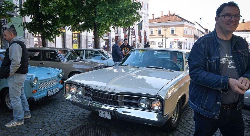 Nosztalgiatúrára indultak Gyöngyösről az oldtimerek - fotók és videó