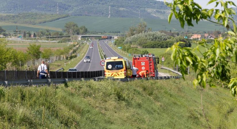 Szalagkorlátnak ütközött egy motoros, nem tudták megmenteni az életét
