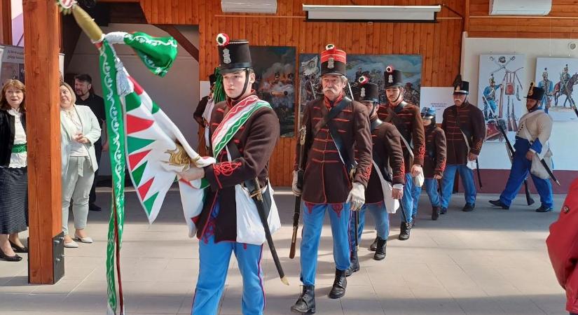 Szuronyroham festményen és a valóságban