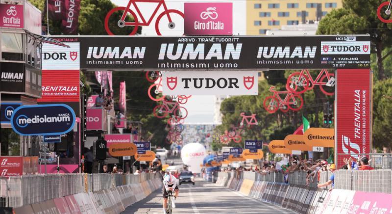 Joshua Tarling nyerte a Giro második szakaszát, Primoz Roglic vehette fel a rózsaszín trikót