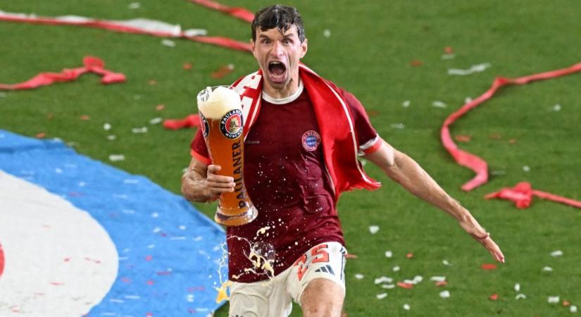 A búcsúzó Bayern-legendát alaposan eláztatták sörrel a társak