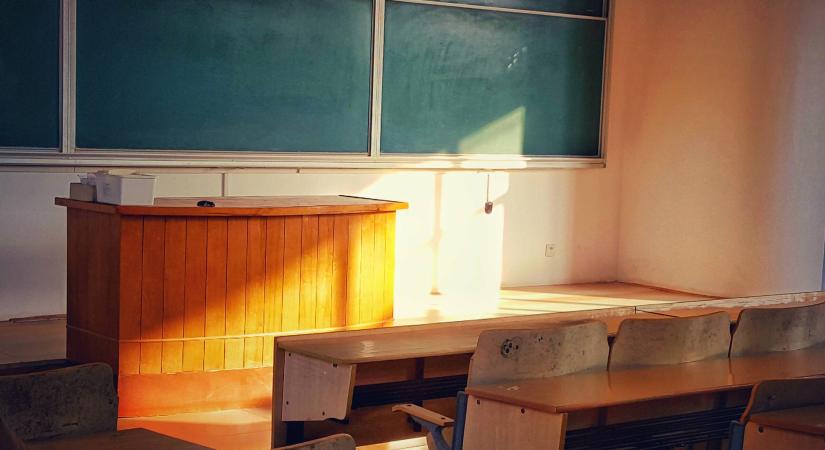 Tanév közben rúgtak ki egy komáromi középiskola tanárt, ez állhatott a háttérben