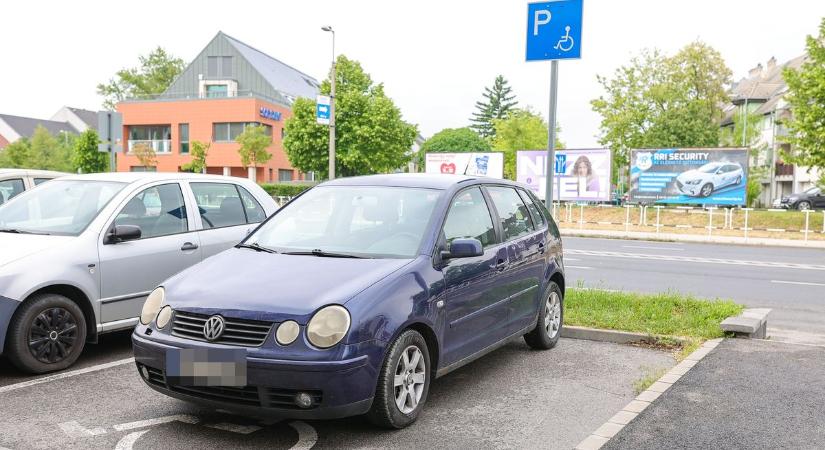 Úton-útfélen akadályokba ütköznek a mozgáskorlátozott Anitáék a pofátlan sofőrök miatt